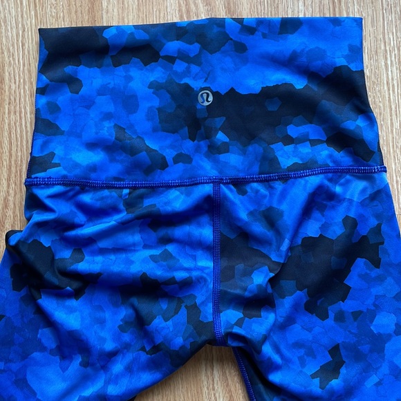 Wunder under Lululemon blue black camo leggings size 4 - Picture 4 of 4